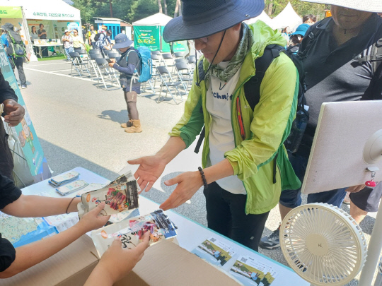 동서트레일 서쪽구간 걷기행사에 참여한 참가자들이 한우 육포를 받고 있다. 한우자조금 제공